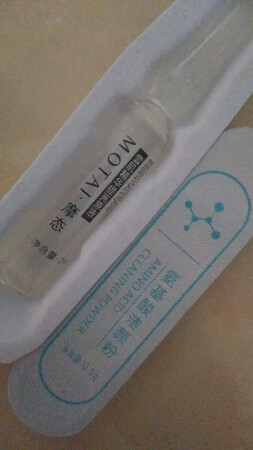 用了几天才来评价，说一下使用感受，小安瓶用上很清爽不油腻，很好吸收，补水效果很好，用了感觉毛孔都变小了，至于淡斑得长期用了，非常喜欢的一款小安瓶，用完继续回购，还赠送了一些小赠品很贴心