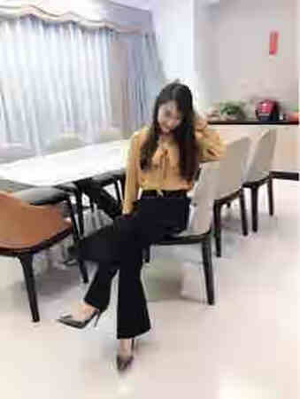宝贝收到了、料子质感很好柔软舒适、裤型修身显瘦，穿上气质倍增，弹性比较大，我非常喜欢这种喇叭的裤型。搭配衣服也很好搭配、实物没有色差，颜色很正，真的很喜欢