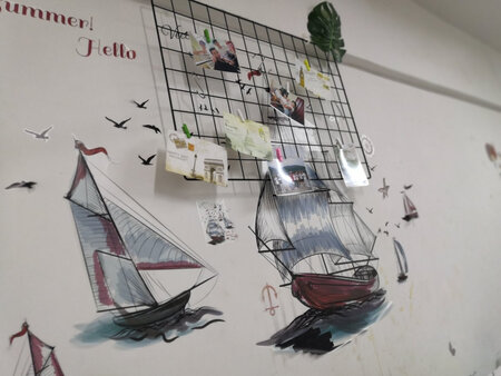 适用场景：卧室，客厅
大小尺寸：一米左右
其他特色：都好，粘性很好，我学校设施太落后了，这个鬼学校，浪费笔墨，东西是好，就怪学校墙壁太差，贴了一个多小时，还是不错的，满意