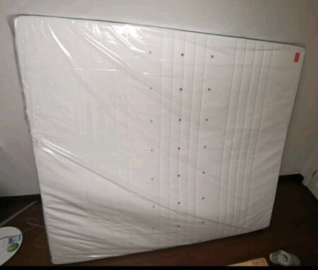 商品质量：床垫质量很好，一面软一面硬。之前的床垫就是太软了，每次睡觉起来都浑身难受，用了这个硬面睡觉确实很舒服。
配送服务：配送到家，床垫比较大，也挺重的，在电梯折腾了好久才放进去，配送师傅幸苦了！
舒适程度：睡着很舒服！