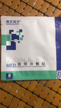 朋友推荐的  我脸上长好多痘痘  听说效果不错   用了再来追评