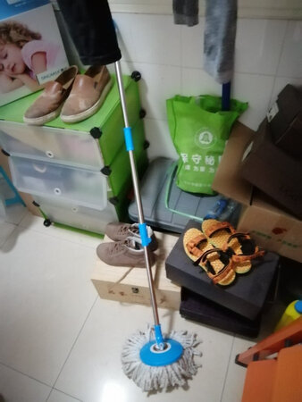 这个拖把非常的实用，拿起来很轻松，而且拖地的时候非常的吸水。拖完地，在拖布池里旋转涮，可以很快涮出睡来。但缺点同样明显，那就是拖把有点小，对于个子高的同志来说，可能要弯着腰才能握住把手，显得会有一些吃力。所以，建议身高1米7以下的人使用1米8的可能会有点吃力。