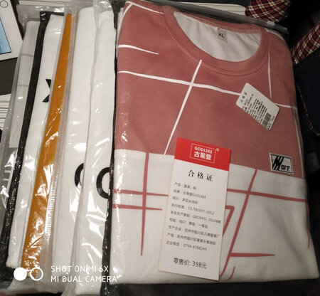 送了一堆佛珠，阿弥陀佛。衣服颜色很喜欢，专门挑的，拿到实物之后发现颜色跟图片一样，很正。材质不知道是啥，穿在身.上感觉有点扎。手感方面，这个做工很少见，外侧专门做皱的，里面是滑的。厚度偏薄，透光，手腕处比较厚。选的XL的，172的我穿起来比较宽松，袖口可以盖住整个手腕，直到手心。