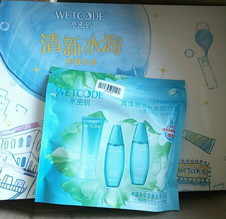 还不错，送了一个赠品，补水功效不错，双十一优惠力度很大。