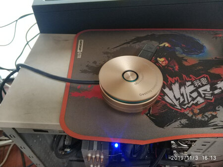 以前的老机箱电源开机键重启键都坏了，只能用两根线短接开机，所以就买了这个东西，安装起来很简单，盘子上有两个usb接口，底部自带胶布可以直接粘贴在桌子上使用十分方便。快递包装里没有填充物，希望下次能改进。