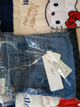 这裤子给我家那位先生买的，还没试！布料摸起来蛮舒服的！