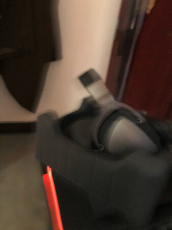 很惊艳，音质不错，全新为拆封的，耳机质感和手感都很好，就是耳机线有点短，如果在长一段就好了，总之好评