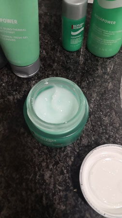 使用感受：相当的糟糕，应该是假货，之前一直是朋友~这套产品在用，这儿只有霜没有了京东送货又快就选择来京东所谓的官方店买，老公用了以后脸一个小时都存在刺激感，然后就开始长大痘痘，为了确认是不是霜的问题，反复停用又试，只要一用这个霜就会长，图片已经是停用三四天以后痘痘都焉了很多的图片了，找客服，让我出具三甲医院出具的证明皮肤有问题是因为这个霜，我就只想呵呵，我作为一个普通消费者我能咋，只能自认损失！希望要买的人慎重，最好去线下专卖店或者靠谱的朋友~买比较好！！