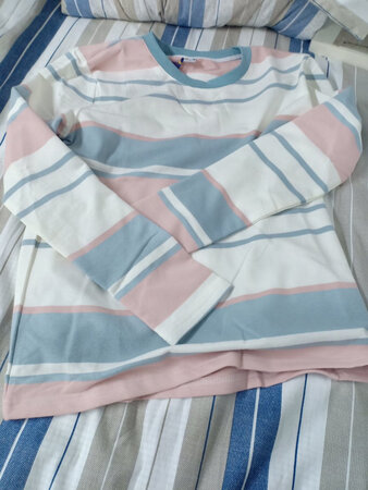 衣服不错，不透！！！也没有什么异味、污渍之类的。最最最最主要的是 我要吹爆快递，一千多公里一天半就到了