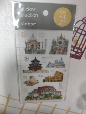 产品质感：磨砂质感啊有点哈哈我喜欢！
其他特色：感觉可以不出门也能给孩子介绍世界各地的名胜古迹！
厚薄程度：这种算刚刚好！
尺寸大小：大小有不一样，然后可以贴在不同的地方。
产品设计：设计的非常好啊，期待更多的好产品！
