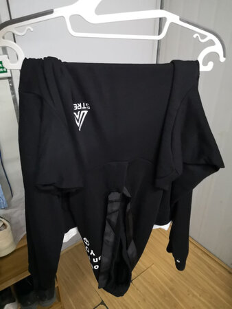 去年就买过这件卫衣，很喜欢，结果不知道怎么滴，找不到了，然后我就去买了个同款，这次买了俩，不同颜色，样式也有点差别，不过都很喜欢，已经穿了一阵了，布料比较软，但是不容易变形和缩水，洗起来也没有掉色，总的来说，物有所值，值得推荐。春秋穿刚好。
