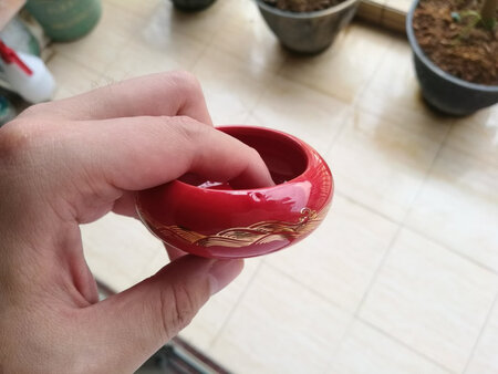 送给父亲的生日礼物，文房四宝齐全，但是洗笔盘有个很明显的缺陷，有凹点，非常的不好，好比处理品，简直无法忍受
