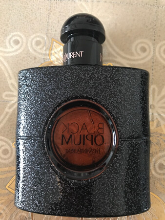 我一直在商场买香水，第一次在京东买香水，收到后迫不及待的打开，包装精美，喷一下，太香了，现在是满屋飘香，味道不刺人，有巧克力的味道，还有烟草的味道，感觉甜甜的，必须推荐给大家和我的朋友，没有让我失望，还会再购的，?