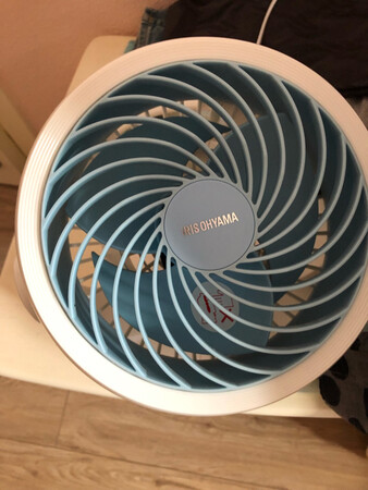 性价比偏低，就是个很简单的普通小风扇，不知道为什么这么贵，关键不能定时，显得作用不大！