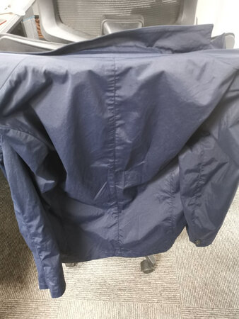 这个衣服适合初秋穿搭，衣服很薄，基本上是单层的，在20度左右外穿还是可以的，要是稍微冷一些的话就会比较冷了。整天感觉还可以，外面有一些像冲锋衣的材质，感觉有胶，可以稍微的防水，透气也还可以，穿上整天感觉挺时尚，休闲穿着挺不错的。