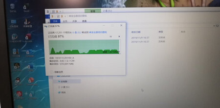 外观材质：虽然是金属，但是很轻，质感是铝材，很小巧，和usb口大小一致
体积容量：容量57.2
传输速度：写入速度基本没问题峰值六七十，我存了3G的文件后期稳定在30，，后面存31G出去忙了，没注意。我把一个31G的文件从u盘剪切到电脑出了点问题如下图，峰值可到150，中间较平的是85左右，上图，但接下来的数据很不稳定，高的数值不拍了，主要是这个波动，中间有很长一段时间就在几百K的走，本人电脑华硕usb3.0，存入盘为7200转机械500G，买来扫码查询说我的已经被查询过，打客服说是两次查询时间很接近（相差9秒），说是网络卡顿，自动刷新导致的。