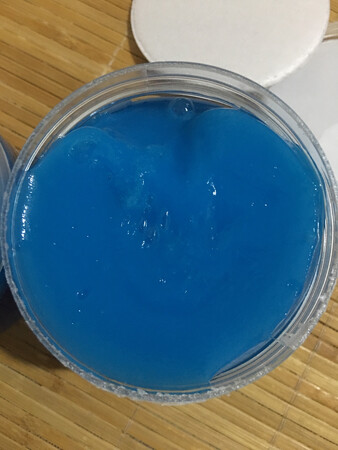 很不错的软胶，放车里清洁死角很到位，软软凉凉的没什么异味，很满意。