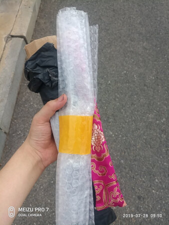 产品个人感觉可以，这快递包装一点也没出乎意料，我这把是没有一点毛病，快递速度也可以，装扇子的这袋子，我个人觉得是紫色偏粉，具体什么色，我也处于懵的状态，反正这家店铺很好，值得来购买，必须给个五星好评。