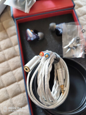 做工质感：做工精致，蓝色亮面漂亮，手感很轻，耳机入耳孔稍显大，需要适应。
音质音效：开声音质清晰，分离度很好，高音细节都可以听的到，最大优点是人声特别舒服，有质感。不足是声场不够大，低频特别是鼓声比较单薄，喜欢劲爆低音的不是很适合。
舒适度：入耳孔稍大，需要适应。
续航能力：不是蓝牙耳机，略过。