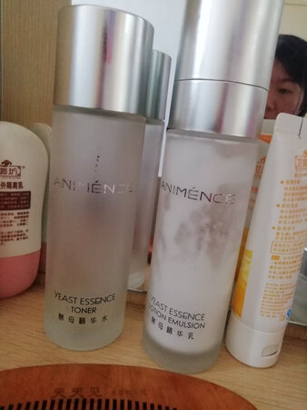 上次买的快用完了，正好这次赶上活动，力度很大，果断再入一套，我是油皮，上次买的水乳霜，这次又加了两个精华，两个洁面，希望一样好用，京东快递服务也好，隔天就收到了，用完还会回购，希望卖家多出点活动！