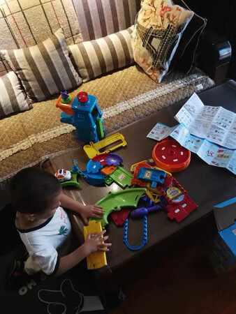 送朋友小孩的玩具，自己的小孩买过不少伟易达的玩具，经常去玩具反斗城，对比过，伟易达的玩具质量确实非常不错的，怎么说呢，耐摔，小孩的玩具，抗摔绝对是第一属性。朋友说，他孩很是喜欢，还发来的图片，挺好的。嗯，比玩具反斗城要便宜很多，而且是正品，大家可以放心购买。