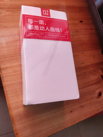 刚到试了试机，确实是很不错不管是屏幕还是运行速度就是快递把包装盒的边角摔凹了