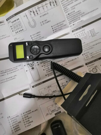 产品刚到时，有些小问题，不过卖家给换了一个好的，还有另外送了一个快门线，态度挺好的