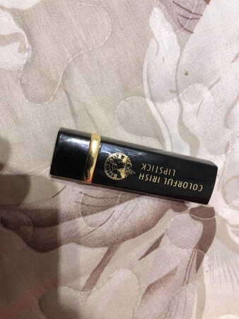 这款口红特别好，特别滋润效果非常好，涂上去又滋润保湿不沾杯。特别有气质，朋友们不要再犹豫了，效果非常的好，价钱又实惠。