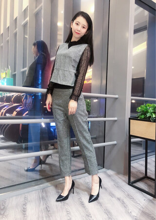 太满意了，没想到100多的套装这么好。衣服面料很舒服，上身效果真的好，面料也相当不错，黑色小衫穿着也很舒适，裤子是侧拉链的，原本还挺在意的，但穿上以后，效果特别好，还不显肚子，超级满意。
