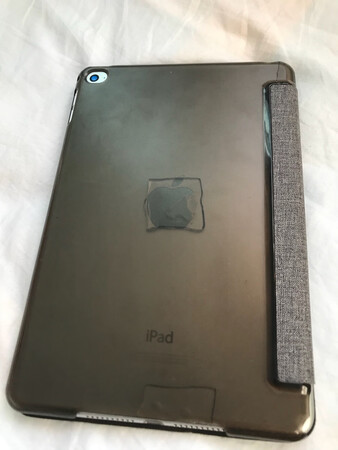 这是个谁买谁后悔的产品，用了十几天后壳四个角全坏，客服说是人为损坏，以前59块买的亿色壳用了3年，前面磁吸坏了，后壳也没任何损坏。关键还卡不牢，掉地上平板直接摔出来，屏也碎了，救急用胶布粘到平板上