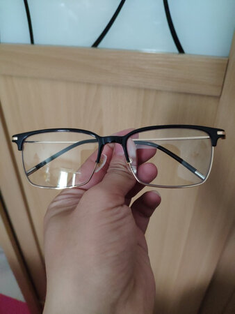 第一次在京东买眼镜，确实有一点患得患失，非常担心质量问题，但当我收到实物后却完美打消了所有顾虑，真心棒的做工和质量，出厂型号，货码，该有都有！正品保证！还有京东7天无忧退换服务，确实使人放心。眼镜本身重量很轻，就是我想要的哪种，颜色和图片一模一样，没有任何色差！内包装豪华，皮套眼镜盒应有尽有！一个字，值