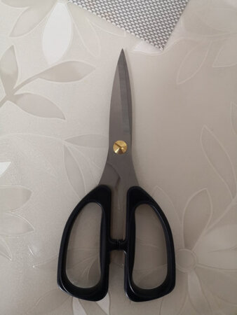 剪刀是不锈钢做的，非常好用，不愧是老字号，用来剪包裹件饰品都可以用卡的