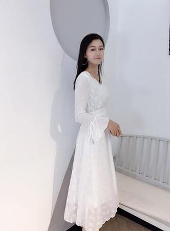 白色长裙子哇，穿简直仙女裙了，穿上这条裙子大家都是小仙女哈哈，V领带点气质，质量真的挺好的，爱了。说实话拿到快递那一刻都没想到会是这条裙子，因为有点重，打开看都惊了，裙子挺厚实的，一点也不透，这裙子还不像其他裙子那样俗气，袖子领口下摆都挺好看挺不一般的