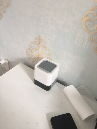 女朋友来上海过国庆，说想要买一个小夜灯放在床头柜上，有时候看书比较方便，网上找了一圈，有一些挺好看但是功能太单一，这一款倒是很别致，还有蓝牙音响功能，试了一下，音质真的还不错耶，放电影也可以当音箱用，不错不错