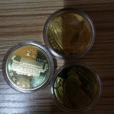 收藏看看，有好多记念币都没有见过。