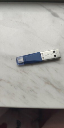 非常小巧，前后两端分明可以让人一下子识别。
而且插口做的很好，插拔很轻松，这样也不会伤电脑插口了。
传输速度一般，没什么好说的，没虚标就不错了。
体积上的话，128gb只建议专业人士使用，一般人还是选32gb的吧