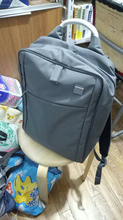 非常好的电脑包。面料很轻，背着很舒服。拉链顺滑，外观很好。没有味道。