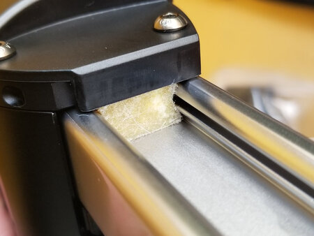 刚上手，效果很平滑，整体比较重用料很扎实，不过有点担心下面连接脚架的螺孔能不能受得住重量，图4在两边的防尘塞挡不了下面的缝，应该不影响使用，总体好评。