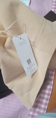 不是很满意哦，咋刚打开包衣服标签就是掉下来滴呀?，