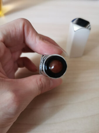 属于比较淡雅的香气，香味很持久哦，而且越到后面味道越好闻呢，适合大多数人吧，日常，上班，约会感觉都不可以用，造型是特色，很小巧别致，挺不错的。