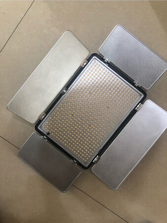 东西还是不错的，价格呢也是比较实惠的，但是电池跟那个主机灯的配套有点问题，第1次购买的时候呢，退货了，因为太松搬动的时候那个携带的电池会掉下来，第2次购买的话呢，还是有点类似的松动，比第1次好了一个灯板呢，就是有松动另外一个呢，紧了，总的来说呢，这个价格有这么一分货呢，还是可以的，希望商家呢，解决那个电子电池松动的问题，因为在移动当中电池掉下来这是一件难过的问题。后续呢，会继续跟进进行评价的。