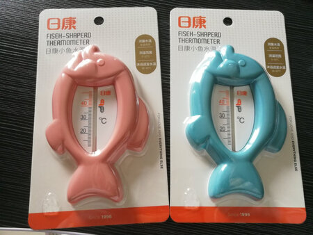 趁着活动凑单给宝宝入手的水温计，算是给宝宝洗澡的必备神器吧。样子真的超级可爱了，红蓝的配色好温柔，包装也特别用心裹了一层保鲜膜固定防止碰撞影响水温计。细心的标注了宝宝适合洗澡的水温，像我一样有点粗心的妈妈真的可以买回家备着。