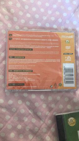 dvd+r 和rw都买了一个，不知道刻录机能用哪个。可擦写，使用很方便，也不贵