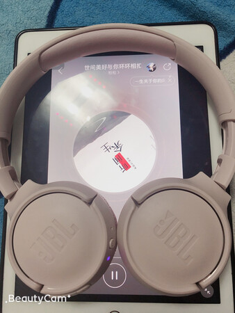 音质音效：我想说，专业的就是不一样，杠杠滴?
做工质感：手感好，带上很舒服，质量不错
舒适度：给女儿买的，一点也不沉，很舒服，大小能调节
续航能力：刚收到，用后再来评论