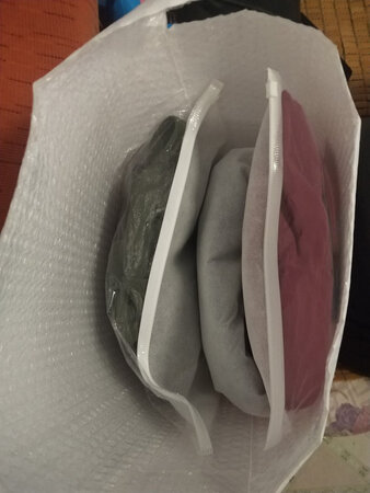 太大了，衣服质量不错，但是感觉色差有点大，穿着都显老气！