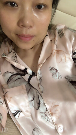 衣服手感不错很滑，穿在身上很舒服。