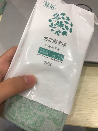 不得不说，京东自营佳佰系列的产品真的很不错，这款迷你海绵擦也不例外呀。简洁的设计，一袋5片也是非常的经济实惠，可以定期更换使用，每一块的颜色也不相同，但手感非常好，使用起来也可以将碗碟刷的很干净，实力不输其他。可以的。