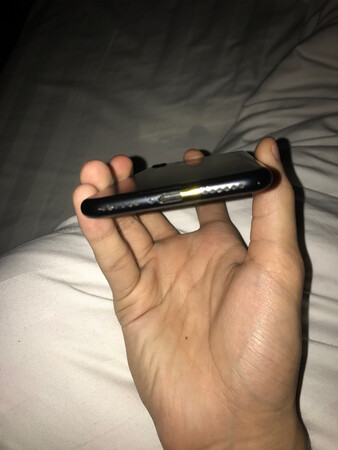 刚拿到手机盒都没有后壳换过后面好花四边也花扬声器还积灰尘了电池也换过唉