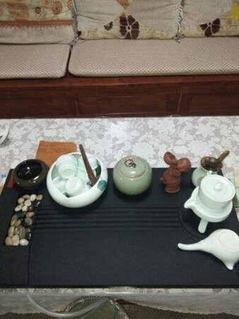 这个茶盘一拿出来我就喜欢上了，大小刚刚合适，做工很精致，茶盘表面打磨的光滑平整，造型设计精巧时尚，配上我的茶具，特别有感觉
