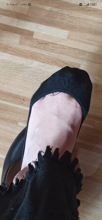 质量不好，第一次穿就掉线